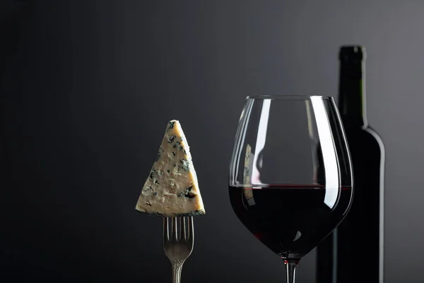 Morceau Fromage Bleu Sur Une Fourchette Vin Rouge Espace Copie — Photo