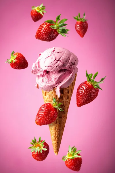 Primo Piano Del Gelato Alla Fragola Nel Cono Cialda — Foto Stock