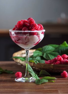 Ahudududulu tatlı, olgun meyveli, eski ahşap bir masada..