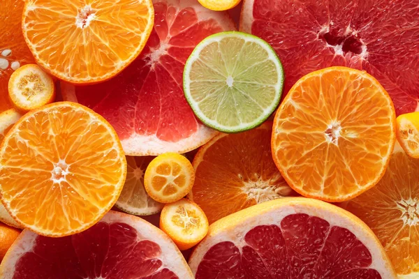 Közel Citrusfélékhez Citrom Mész Mandarin Rózsaszín Grapefruit Narancs Darabok Felülnézet — Stock Fotó