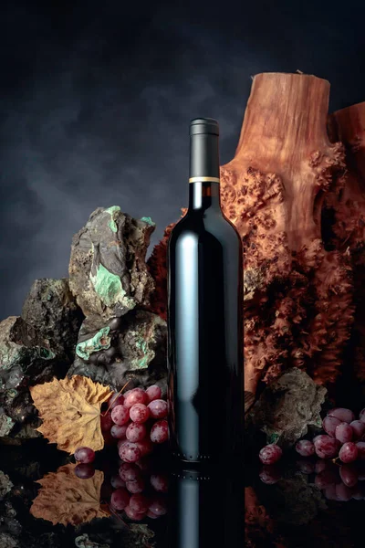 Бутылка Красного Вина Винограда Черном Отражающем Фоне Заднем Плане Камни — стоковое фото