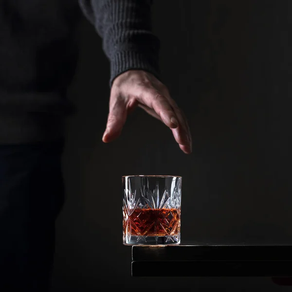 Människans Hand Sträcker Sig Efter Ett Glas Alkohol Begreppsmässig Bild — Stockfoto