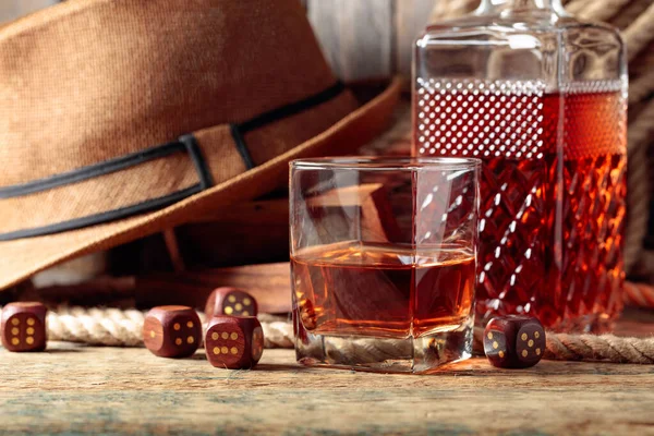 Eski Ahşap Bir Masada Güçlü Bir Alkollü Içki Zar Arka — Stok fotoğraf