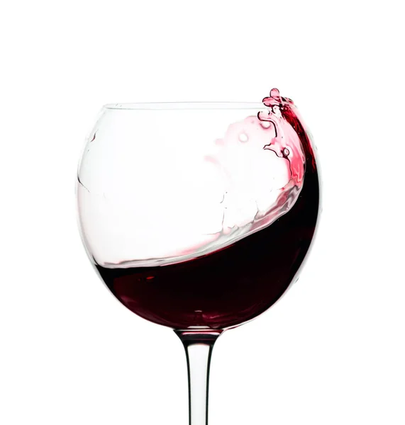 白い背景に隔離されたガラスの中の赤ワインのスプラッシュ — ストック写真