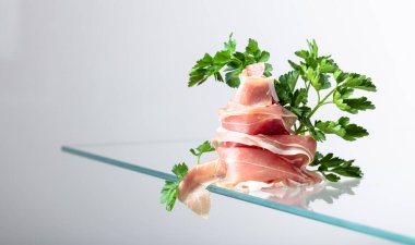 Cam masaya maydanozlu jambon, boşluğu kopyala.