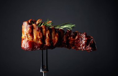 Izgara domuz pirzolası ve çatalla biberiye. Boşluğu kopyala.