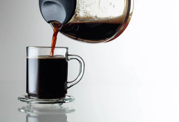 Café Preto Uma Xícara Vidro Uma Mesa Vidro Café Derramado — Fotografia de Stock