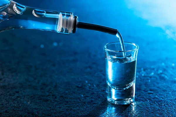 Vodka Hälldes Ett Glas Upplyst Med Blått Bakgrundsljus Kopiera Utrymme — Stockfoto