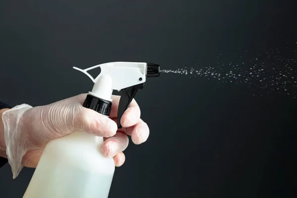 Mano Dell Uomo Gomma Guanto Spray Disinfettante Spazio Copia — Foto Stock
