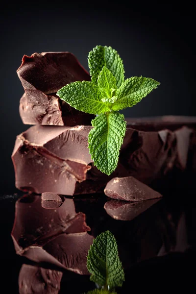 Nagy Darab Sötét Keserű Csokoládé Mentával Fekete Fényvisszaverő Háttérrel Fénymásolási — Stock Fotó