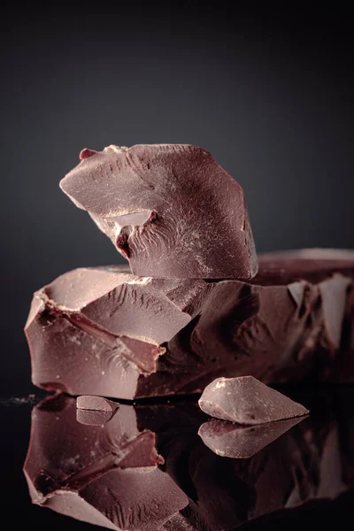 Stora Bitar Mörk Bitter Choklad Svart Reflekterande Bakgrund Kopiera Utrymme — Stockfoto