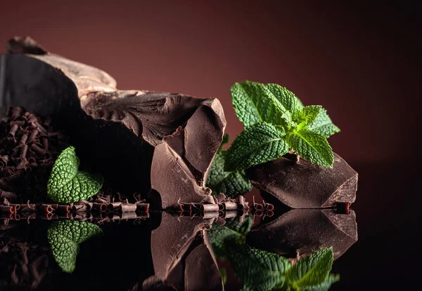 Pezzi Cioccolato Fondente Amaro Gocce Cioccolato Con Menta Uno Sfondo — Foto Stock