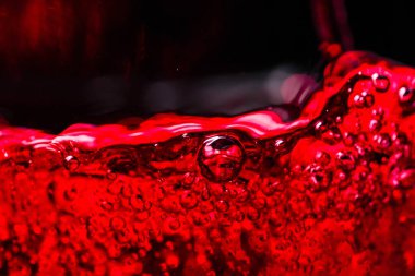 Siyah arka planda kırmızı şarap, soyut sıçrama.. 