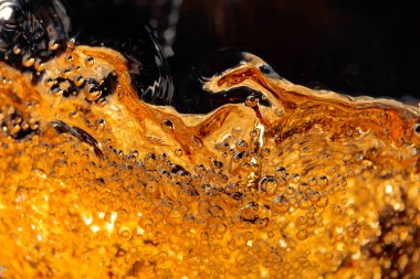 Bardakta karbonatlı içecek, soyut sıçrama. Makro çekim.
