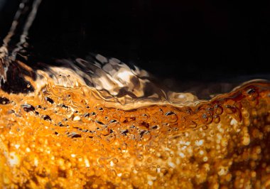 Bardakta karbonatlı içecek, soyut sıçrama. Makro çekim.