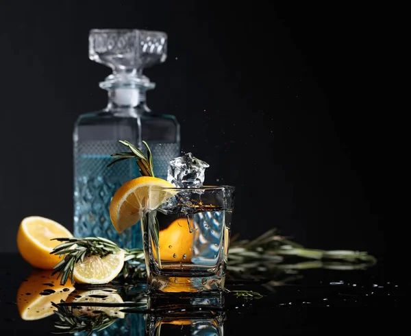 Gin Tonic Mit Zitronenscheiben Und Rosmarinzweigen Eisstück Fällt Ins Glas — Stockfoto