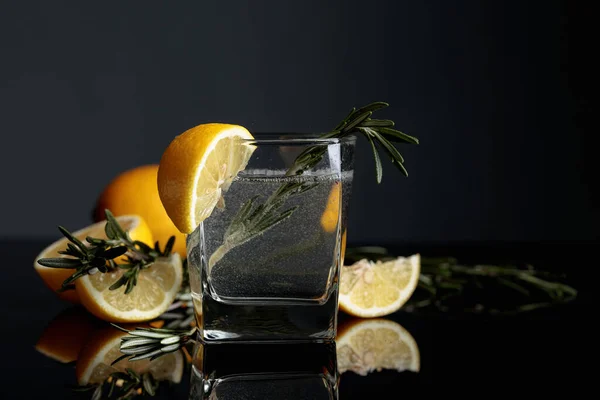 Gin Tonic Con Fette Limone Ramoscelli Rosmarino Fondo Nero Riflettente — Foto Stock