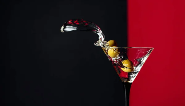 Martini Con Aceitunas Verdes Copia Espacio Para Texto — Foto de Stock