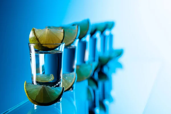 Tequila Fette Lime Fondo Blu Focus Selettivo — Foto Stock