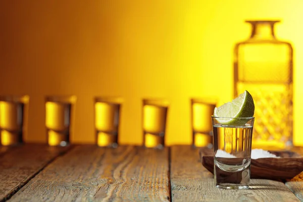 Tequila Con Sal Lima Sobre Una Vieja Mesa Madera — Foto de Stock