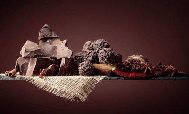 Çikolatalı trüf, kırık çikolata ve baharatlı. Çikolata, tarçın çubukları, kırmızı biber ve anason. Boşluğu kopyala.