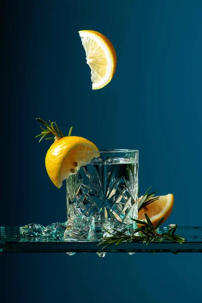 Gin Koktajlowy Cytryną Rozmarynem Kawałek Cytryny Wpada Szkła — Zdjęcie stockowe