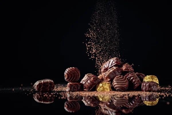 Caramelle Cioccolato Fondo Nero Cosparse Gocce Cioccolato Copia Spazio — Foto Stock