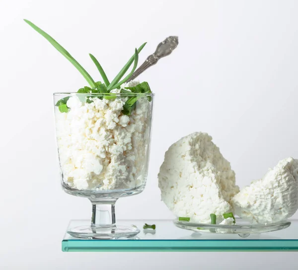 Queijo Cottage Com Cebola Verde Tigela Vidro Sobre Fundo Branco — Fotografia de Stock