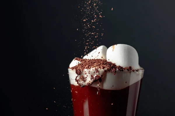 Horká Čokoláda Marshmallows Posypaná Čokoládovými Drobky Černé Pozadí Kopírovat Prostor — Stock fotografie