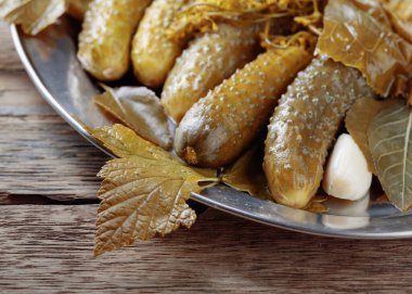 Ev yapımı salatalık turşusu ve sarımsaklı, dereotlu ve yabanturplu salatalık..