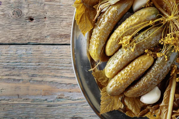 Homemade pickled cucumbers in brine with garlic, dill and horseradish. Wooden background , copy space. — Stock Image Homemade Pickled Cucumbers Brine Garlic Dill Horseradish Wooden Background Copy Stock Picture