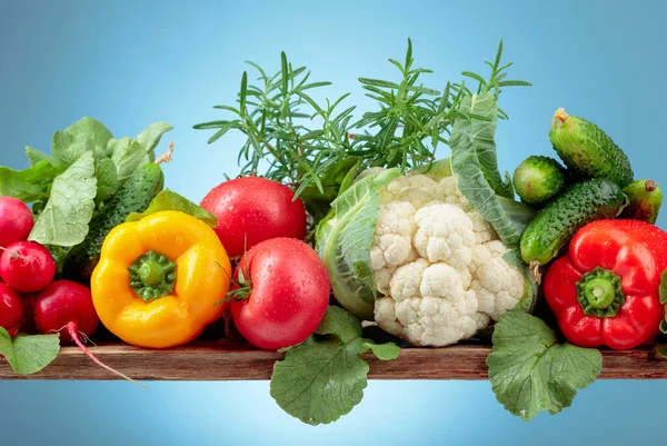 Verschiedenes Frisches Rohes Gemüse Frontansicht Kopierraum Blumenkohl Tomaten Gurken Rettich — Stockfoto