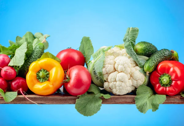 Varias Verduras Frescas Crudas Sobre Fondo Azul Espacio Copia —  Fotos de Stock