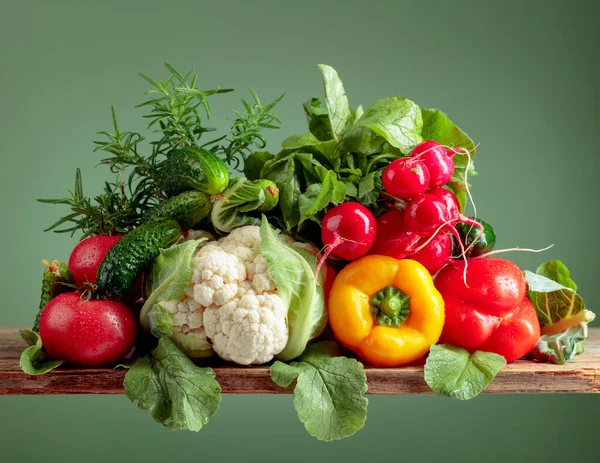 绿色背景上的各种新鲜生菜 复制空间 花椰菜 萝卜和木瓜 分枝迷迭香 — 图库照片