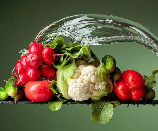 Varias Verduras Crudas Con Agua Salpicada Coliflor Tomate Pepino Rábano —  Fotos de Stock