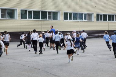 Etrafta koşturup yaz aylarında Rusya sokakta çocuklar