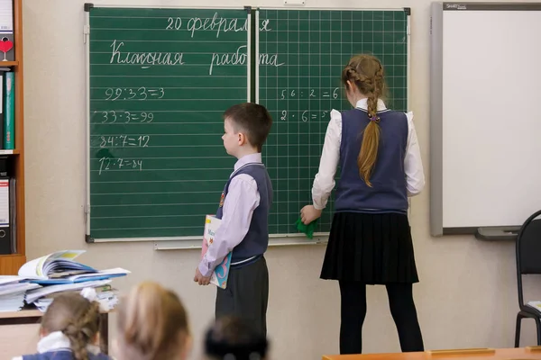 Дети в школе на уроке России — стоковое фото
