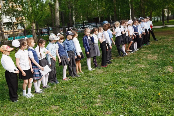Дети бегают летом по улицам России — стоковое фото