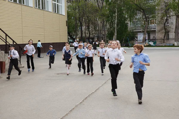 Children running around in the summer on the street in Russia — Stock Photo, Image