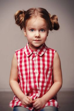 koyu arka plan üzerinde kıvırcık kız