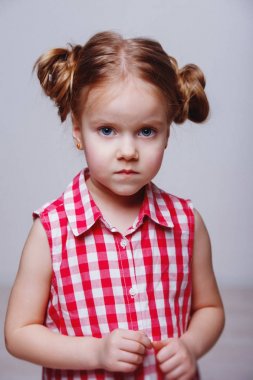 Stüdyodaki küçük bir kızın portresi