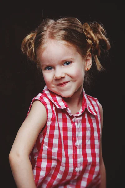 Retrato de una niña en el estudio — Foto de Stock