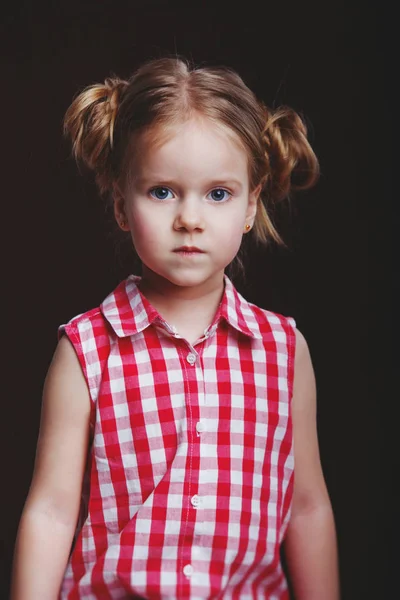 Porträt eines kleinen Mädchens im Atelier — Stockfoto
