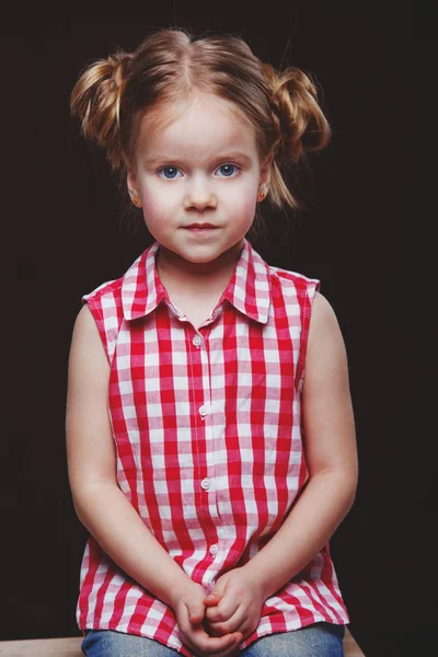 Retrato de una niña en el estudio — Foto de Stock