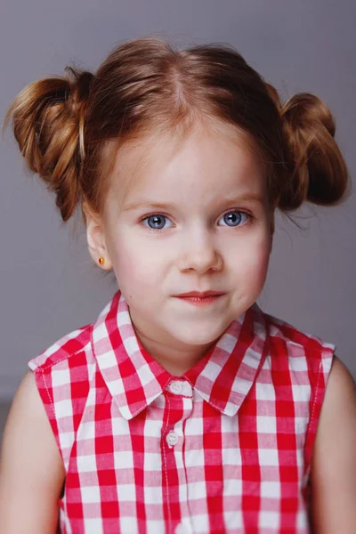 Retrato de una niña en el estudio — Foto de Stock