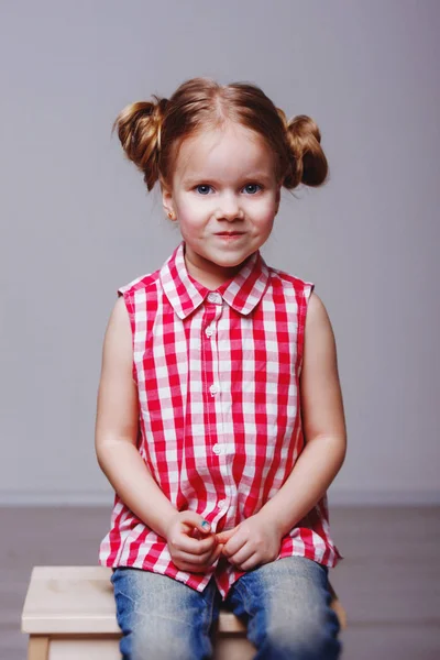 Stüdyodaki küçük bir kızın portresi — Stok fotoğraf