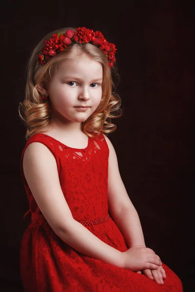 Stüdyodaki küçük bir kızın portresi — Stok fotoğraf