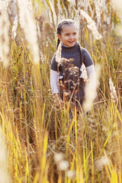 Baby meisje herfst in het bos — Stockfoto