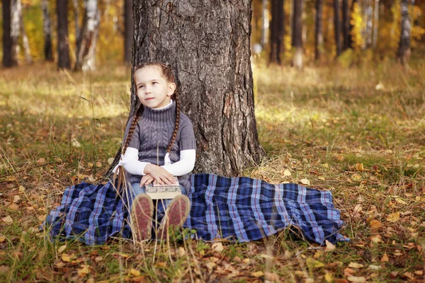Baby meisje herfst in het bos — Stockfoto
