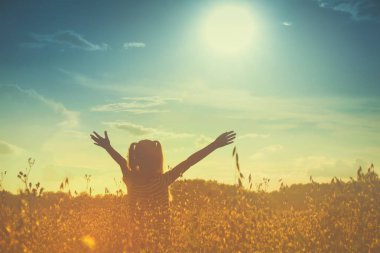 genç kız zevk ile akşam parlayan güneşte